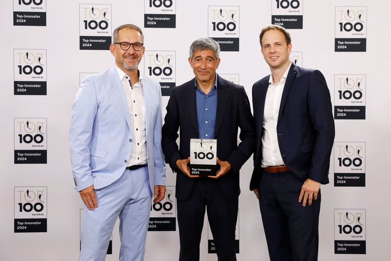 Soma entwickelt seit über 50 Jahren Prüf-und Automatisierungstechnik für die Serienfertigung. Um relevant zu bleiben, versucht das Unternehmen am Puls der Zeit zu bleiben und hat daher ein vielseitiges Team aufgestellt. Ein neues Produktfeld, dass schon bei namhaften Kunden im Einsatz ist, ist ein parametrierbares Werkerführungssystem für manuelle Montageprozesse. Im Bild: Wolfgang Thater (links, Sales Director), Jan Marmann (Chief Technology Officer). (Bild: KD Busch/compamedia)