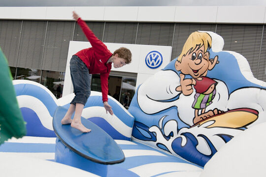 Mit dem Surfsimulator konnten die Besucher des Tiedtke-Beachfestes ihren Gleichgewichtssinn testen. (Archiv: Vogel Business Media)