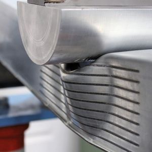 Bild 1: Eigenschaften von Karosseriebauteilen lassen sich durch eine Laserverfestigung verbessern: Im Crashtest wird geprüft, wie stark sich das Beispielbauteil unter einer Biegebelastung deformiert.