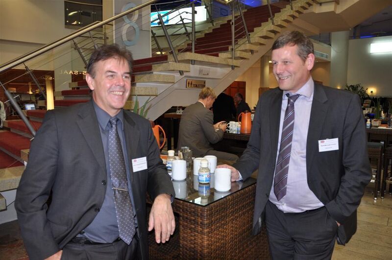von links: Hans-Georg Kumpfmüller, CEO Sensors and Communication Siemens, und Ralf-Michael Franke, CEO von Siemens Industrial Automation Systems  (Archiv: Vogel Business Media)