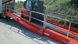 Die Laderampe von Butt ermöglicht einfaches, sicheres Abladen – vom Unimog bis hin zu sämtlichen Flurförderzeugen. (Butt)
