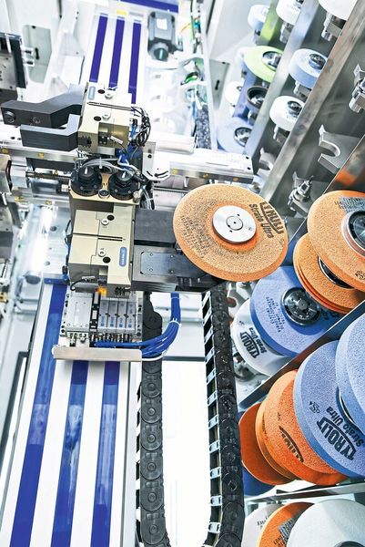 Für die Z-Achse nutzt Schunk eine Delta-240C-Spindelachse mit Absenksperre, verlängerter Spindel und Drehgeber zur permanenten Überwachung der Position. 
 (Schunk)