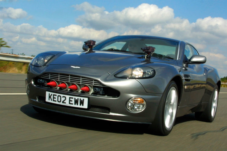 Bereit für den täglichen Straßenkampf: In „Stirb an einem anderen Tag“ stattete Q den Aston Martin V12 Vanquish mit dem einen oder anderen nützlichen Gimmick aus. (Foto: Aston Martin)