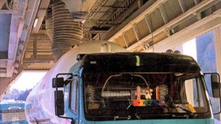 Um Schüttgüter schnell und staubfrei zu verladen, bietet sich Losebeladeköpfe für die Verladung in Silofahrzeuge an, bei denen Materialeinlauf und Entstaubungssystem voneinander getrennt sind. (Bild: Beumer)