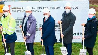 Beim symbolischen Spatenstich in Worms (v.l.n.r.): Dr. Robert Weber (Standortleiter Röhm), Dr. Michael Pack (Vorsitzender der Geschäftsführung von Röhm), Wolfgang Thelen (Geschäftsführender Gesellschafter der Thelen Gruppe), Timo Horst (Beigeordneter der Stadt Worms) und Stephanie Lohr (Bürgermeisterin der Stadt Worms). (Röhm)
