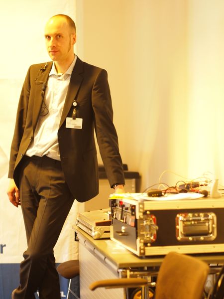 Alexander Konrad, die technische Koryphäe der Vogel IT-Akademie. Kein Funk- und Kabelsignal, das vor ihm sicher ist. Und fotografieren kann er auch noch.  (Foto: Rainer Graefen)