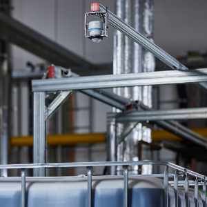 Das Radarmessgerät Micropilot FMR10B liefert berührungslose Füllstandsmessung mit einfacher Parametrierung und hoher Transparenz über IO-Link.(Bild:  Endress + Hauser Schweiz AG © Endress)