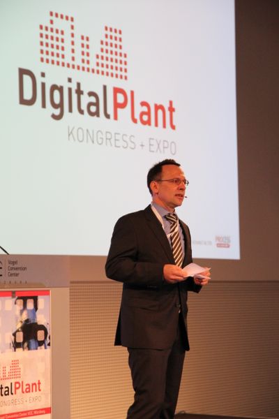 Leon Urbas moderierte den ersten Kongresstag und die Podiumsdiskussion. Weitere Bildergalerien zum Kongress:    Aussteller & Impressionen   Abendveranstaltung beim Digital Plant Kongress 2014 (Bild: PROCESS)