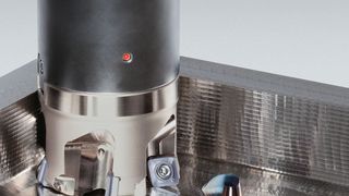 Auch bei hohen Vorschüben hat man mit diesem Tungaloy-Frässystem die Späne voll im Griff, heißt es. Mit dem HPC-Frässystem (High Performance Cutting) gelinge das Schruppen effizienter und die Bearbeitungsmaschine werde entlastet. Das Millquadfeed-System punktet Laut Tungaloy auch bei härteren Werkstoffen durch seinen hohen Materialabtrag. (Tungaloy)