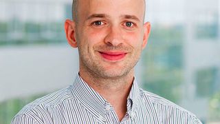 Dr.-Ing. Johannes Müller vom Fraunhofer-Institut für Photonische Mikrosysteme IPMS gewann den 1. Platz des Hugo-Geiger-Preises 2015. Er forscht an energieeffiziente Halbleiterspeicher. (Bild: Fraunhofer Gesellschaft)