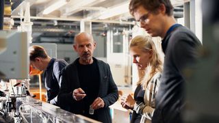 Nutzen die Synergien einer Forschungskooperation: Johannes Brikmann und sein Prof. Bruno Hüsgen von der AG Kunststoffe (l.) mit Tessa Strümpfler (m.) und Dr. Thomas Zimmermann (r.) von der AG Patel. (Bild: Patrick Pollmeier/HSBI)