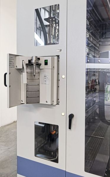 Wie bei den Werkstücken werden auch die Werkzeuge per optischem 2D-Code identifiziert und automatisch in die Werkzeugbibliothek übernommen. In das 256 Werkzeuge fassende Magazin gelangen sie über eine Schnellwechseltür. (Bild: Fehlmann)