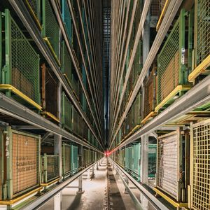 Daimler Truck hat sein neues Logistikcenter vollumfänglich in Betrieb genommen. Das dortige Hochregallager steht auf einer Grundfläche von 10.000 Quadratmetern und ist 40 Meter hoch. (Bild: Daimler Truck AG)