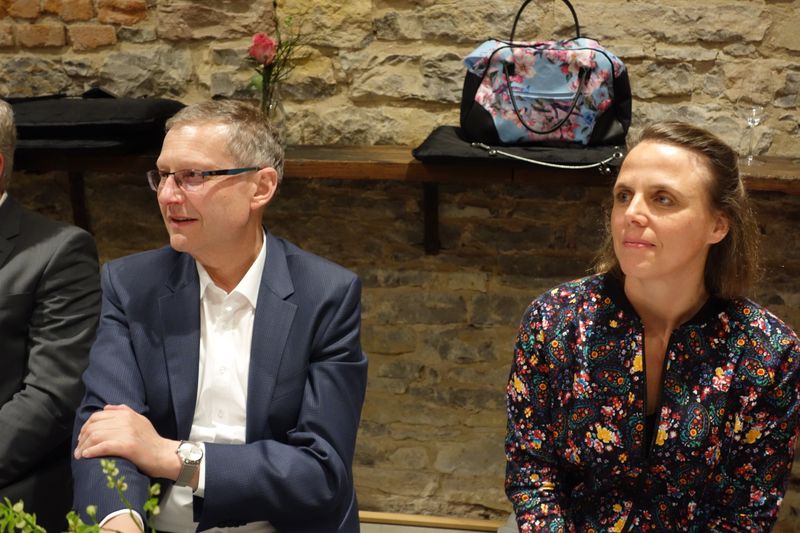 Nicht nur Hans-Jürgen Schneider, dexxIT, und Sylvia Lösel, IT-BUSINESS, sind auf die Überraschung gespannt. (Bild: IT-BUSINESS)