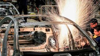 Erst vermeintlicher K. o. durch Corona, jetzt satte Milliardengewinne? Sparmaßnahmen wie Einstellungsstopps und Personalabbau sind laut einer dpa-Meldung die Erklärung. Hier Karosserieschweißen im Mercedes-Benz-Werk bei Moskau. (Bild: dpa-infocom / S. Bobylev / Tass)