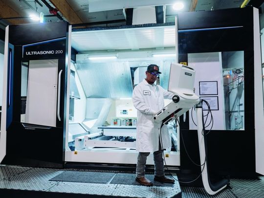 Die Ultrasonic 200 Gantry bietet Verfahrwege von 4.000 ×2.000 ×1.200 mm. Das stabile Fundament der Gantry-Konstruktion ist eine optimale Basis für die hochpräzise Bearbeitung der Spiegelsegmente.(Bild:  DMG Mori)