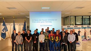 Landessieger Sachsen und Kammersieger Leipzig Christian Ficker (Mitte links mit Strauß), Kammersieger Chemnitz Angelo Justin Scheffler (Mitte mit Strauß), Kammersieger Dresden Nico Müller (rechts mit Strauß) sowie Teilnehmer, Prüfmeister, Sponsoren und Organisatoren.  (Bild: Kfz-Sachsen)