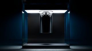 Ungewohnt: Sieht so ein Rechner aus? Ein solcher Quantencomputer, Typ IBM Q System One, ist laut Hersteller der erste seiner Art in Europa.  (IBM)