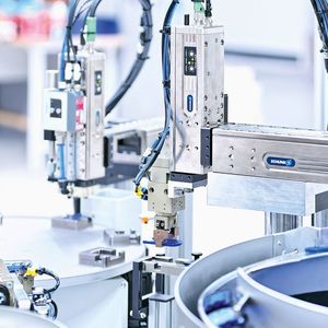 Rund 50 Schunk ELP Linearmodule hat LMZ bereits in seinen Montageanlagen eingesetzt. Dabei kombiniert das Unternehmen die 24V-Mechatronikachsen geschickt mit pneumatisch- oder vakuumbetätigten Greifern.