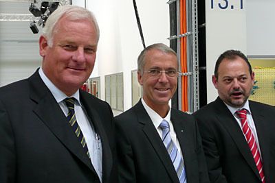 Die Technologiemacher von Schuler: v. l. Jürgen Tonn, Vorstandsvorsitzender der Schuler AG, Joachim Beyer, Vorstand Forming Systems Großpressen/Automotive der Schuler AG und Klaus Linnig, Geschäftsführer der Schuler Pressen. (Archiv: Vogel Business Media)