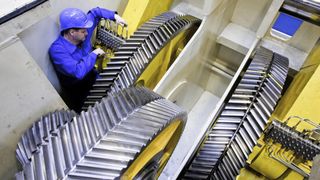 Service-Mitarbeiter von Schuler bei der Überholung einer Pressenlinie. (Archiv: Vogel Business Media)