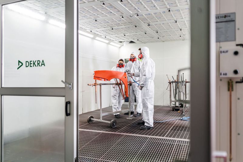 Das Ausbildungszentrum verfügt über eine moderne Sehon-Lackier- und -Trockenkabine. (Dekra)