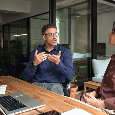 Für schwierige Gesprächssituationen hilft es, zielführende Formulierungen und passende Sätze parat zu haben. (Bild: insta_photos - stock.adobe.com)