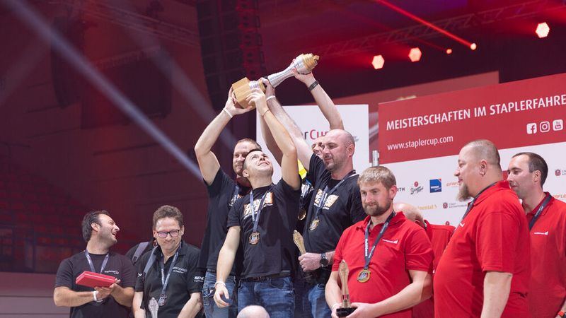 Teamlog setzte sich auch in diesem Jahr als Sieger in der Kategorie Firmen-Team-Meisterschaft beim Staplercup 2022 durch. Die Truppe verwies Grüner Systemtechnik auf Platz zwei. Motherson ergatterte Platz 3. Auf Platz vier fand sich BMW. Der fünfte Platz konnte von Kühne + Nagel besetzt werden. (Bild: T. Schmidt)