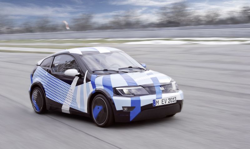 Erst hört man ein Surren, dann das Knirschen von Reifen auf dem Asphalt. Es geht sehr leise zu, wenn die Visio.M-Ingenieure mit einem Versuchsträger des künftigen E-Fahrzeugs ihre Runden drehen. (A. Heddergott / S. Rauchbart / TUM)