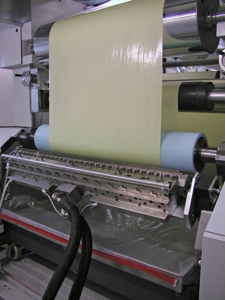 Alternativ zum Walzenauftrag können die Harzsysteme auch mit einer Breitschlitzdüse auf das Fasersubstrat gebracht werden. (Bild: Kroenert)