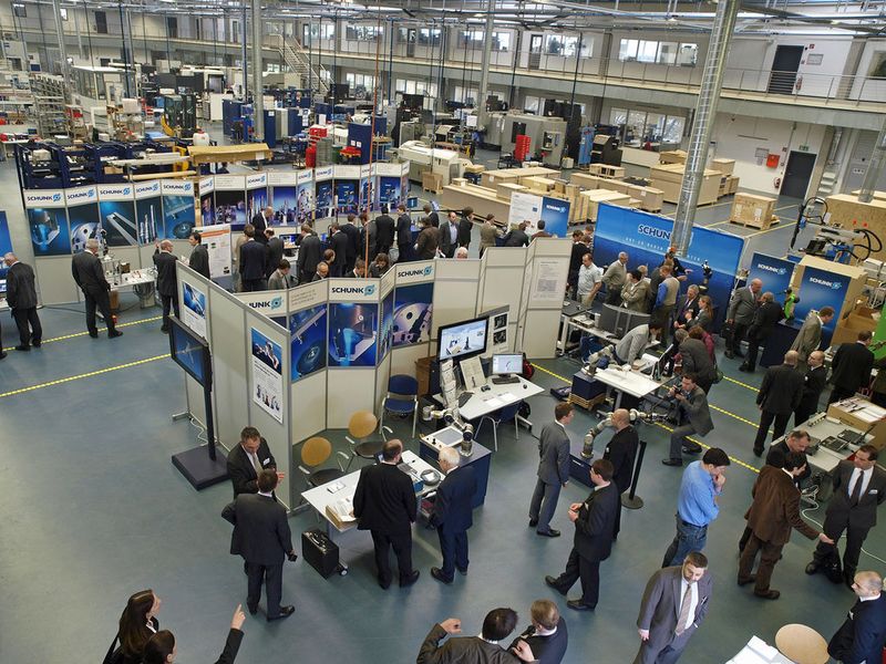 Teil der ExpertDays war auch eine Ausstellung mit innovativen Anwendungen aus der Servicerobotik. (Archiv: Vogel Business Media)