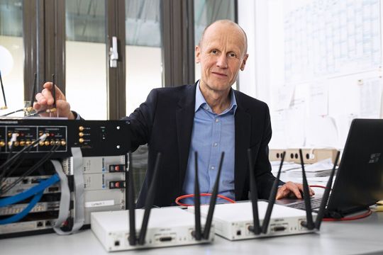 Prof. Dr. Armin Dekorsy leitete das Projekt „HiFlecs“, in dessen Rahmen die Grundlagen eines Funkstandards für die Industrie gelegt wurden. Prof. Dr. Armin Dekorsy leitete das Projekt „HiFlecs“, in dessen Rahmen die Grundlagen eines Funkstandards für die Industrie gelegt wurden.