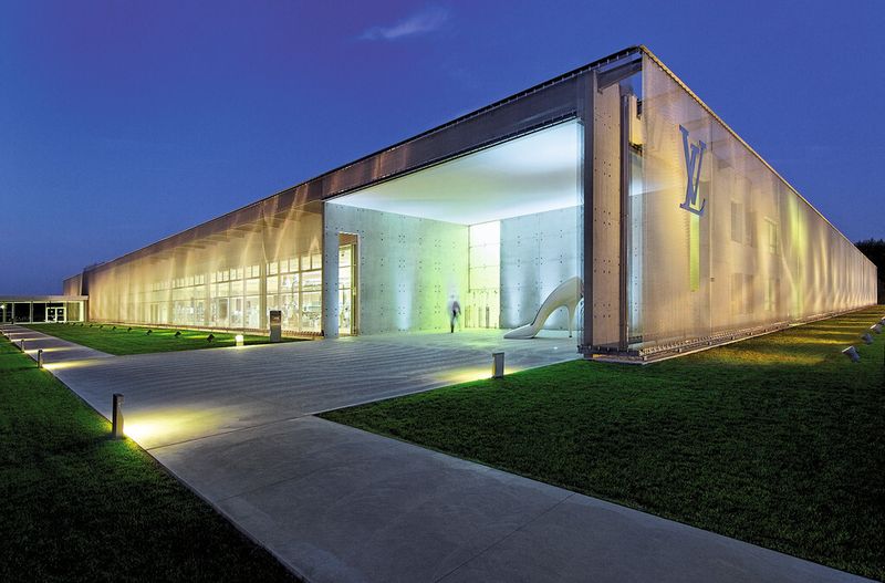 Webmaschinen erzeugen auch Gewebe für die Architektur, die zum Beispiel in der italienischen Luis Vuitton Shoe Factory eingesetzt sind. (Bild: Jean Philippe Caulliez/GKD)