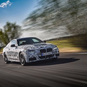 BMW schickt den neuen 4er auf die Straße, allerdings noch im Tarnkleid.(Bild:  BMW)