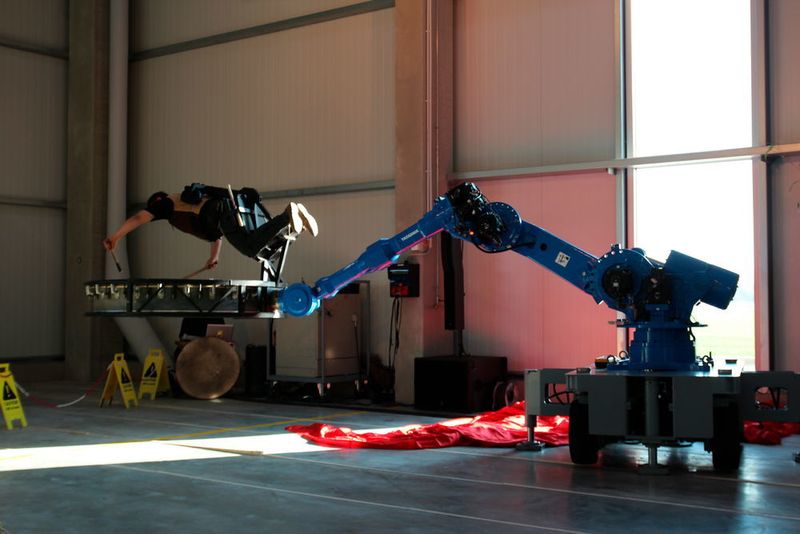 Nach der Pflicht kam die Kür: ein Yaskawa-Roboter in einer etwas anderen Anwendung. (Sonnenberg)