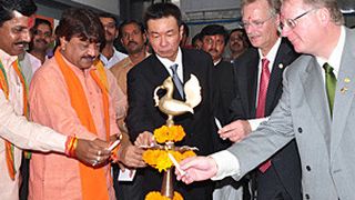 Bei der traditionellen Pooja-Feier zur Einweihung des Lapp-Werks (v.l.): Dipesh Singh Chauhan, Vorsitzender der lokalen regierenden Partei, Shri Kailash Vijayvargiya, Minister für Commerce, Industrie und Arbeit des Staates Madhya Pradesh, sowie Richard Lee, Geschäftsführer der Lapp Asia Holding, sowie Siegbert Lapp und Andreas Lapp, Vorstände der Lapp Holding. (Bild: Lapp)