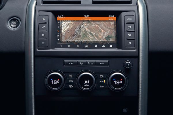 Die Drohne selbst wird über eine Tablet-App gesteuert. Damit können die Helfer in der sicheren Umgebung des Discovery bleiben, während die Drohne die Verhältnisse aus der Luft erkundet. (Land Rover)