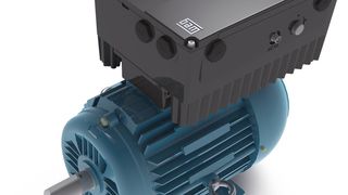 Lässt sich zum einen direkt auf den Motorklemmenkastenrahmen (Bild) montieren oder auch ohne Schutzgehäuse direkt an einer Wand befestigen: Der Frequenzumrichter kann so die unterschiedlichsten Anwendungen abdecken. (WEG)