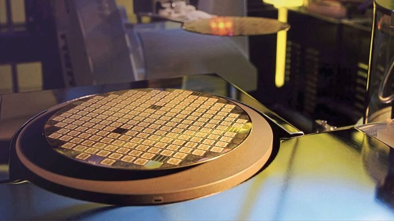 Globalfoundries hat Klage wegen Patentverletzung gegen das israelische Unternehmen Tower Semiconductor wegen Verletzung von elf US-Patenten eingereicht. Beide Auftragsfertiger konkurrieren stark in den Bereichen ausgereifter 14nm-Fertigungsprozesse und Silicon Photonics.(Bild:  Globalfoundries)