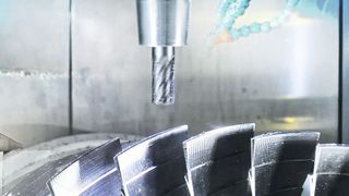 Werkzeugmaschinen können heute mit Genauigkeiten bis in den Mikrometerbereich fertigen. Moderne Sensoren von Micro-Epsilon ermöglichen dies. (Micro-Epsilon / ©Alterfalter - stock.adobe.com)