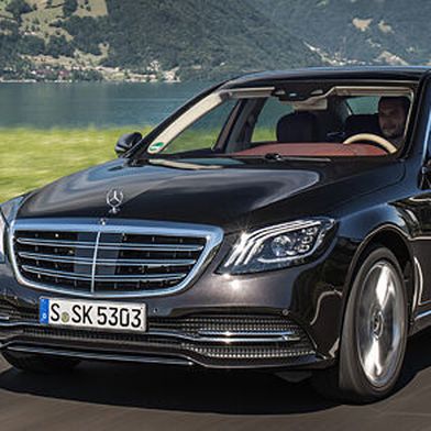 Unter anderem ältere S-Klassen mit Allradantrieb müssen in den Vertragswerkstätten durchgesehen werden. (Bild: Daimler)