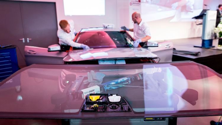 Was es beim Austausch einer Pkw-Windschutzscheibe und dem Kalibrieren/Justieren von Kameras für Fahrerassistenzsysteme zu beachten gibt, das zeigten die Mitarbeiter um Elmar Wenzel, dem Geschäftsführer von Trainmobil, einem bundesweiten Anbieter von Kfz-Schulungen, sehr eindrucksvoll. (Stefan Bausewein)