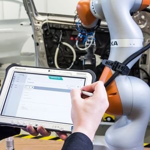 Mit Drag&bot können Roboterprogramme auf einfache und intuitive Art erstellt werden.