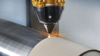 Extremes Hochgeschwindigkeits-Laserauftragschweißen (EHLA) des Fraunhofer-ILT. Hier beim Beschichten einer Heizwalze mit eisenbaseirtem Pulver mit einem Speed von 200 m/min, (Fraunhofer ILT)