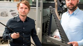 Prof. Dr.-Ing. Holger Seidlitz (re.) und Jonas Krenz arbeiten gemeinsam mit Global Enertec an einer neuen, energieeffizienten Recycling-Technologiekette für Carbon-Bauteile. (Sebastian Rau)