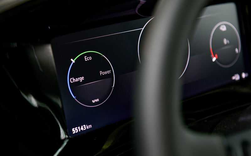 Die analogen Anzeigen wichen digitalen, die dem Fahrer den Ladezustand der Batterie und die verbleibende Reichweite verraten. (Opel)