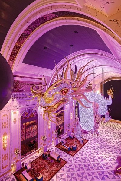 Die riesigen Glasdrachen schweben in der Lobby des Casinos des Luxusresorts Imperial Palace auf der Insel Saipan im Pazifischen Ozean. Es sind die größten Glasdrachen der Welt. (Lasvit)