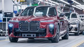 Start in Dingolfing: die facegeliftete 7er-Baureihe mit neuer Front. Markant sind die „Iconic Glow“-Niere und die dank Kristallleuchten funkelnden Tagfahrlichter. (Bild: BMW)