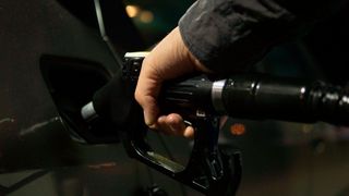 Was wissen Kfz-Betriebe über synthetische Kraftstoffe und welche Erfahrungen haben sie bereits damit gemacht? Um das Thema E-Fuels geht es in einer Umfrage, an der die Kfz-Betriebe teilnehmen sollen.  (Bild: gemeinfrei)