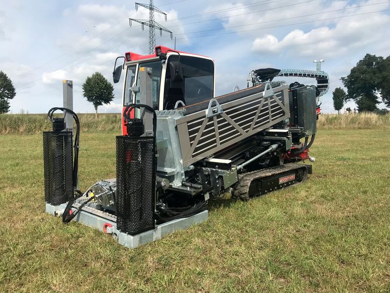 Statt lange Gräben zu buddeln, treiben die Anlagen von AT-Boretec mit einem gleichzeitigen Bohren und Spülen zunächst den Pilotkanal von einer Baugrube zur nächsten. Für Zielsicherheit und das automatisierte Nachführen der Bohrgestänge sorgt dabei ein absoluter CAN-Open-Drehgeber von Wachendorff. (Bild: Wachendorff Automation / AT-Boretec)